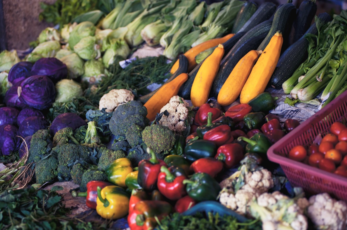 Alimentation équilibrée avec fruits, légumes et protéines